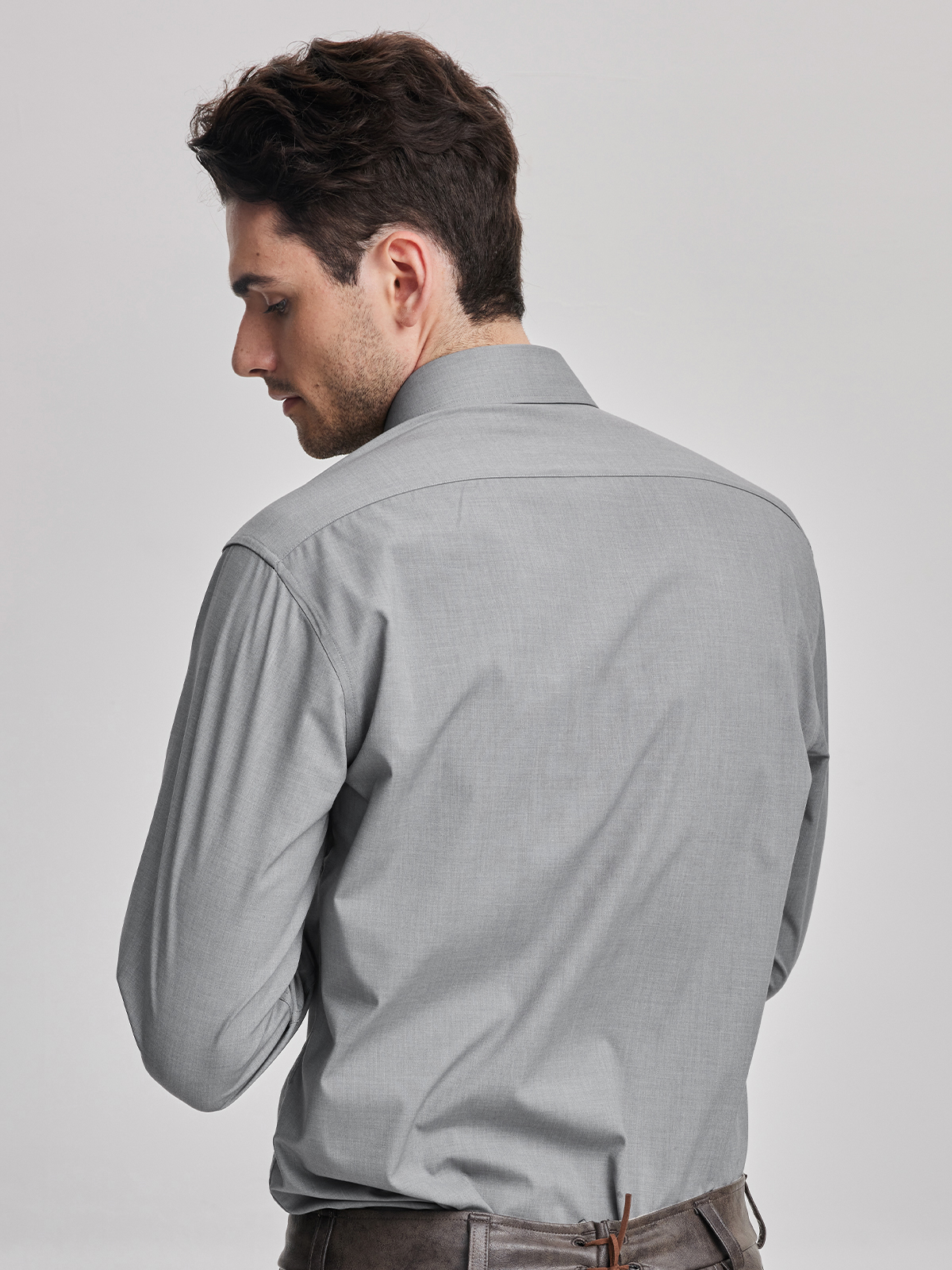 Dirndl mit grauem Hemd