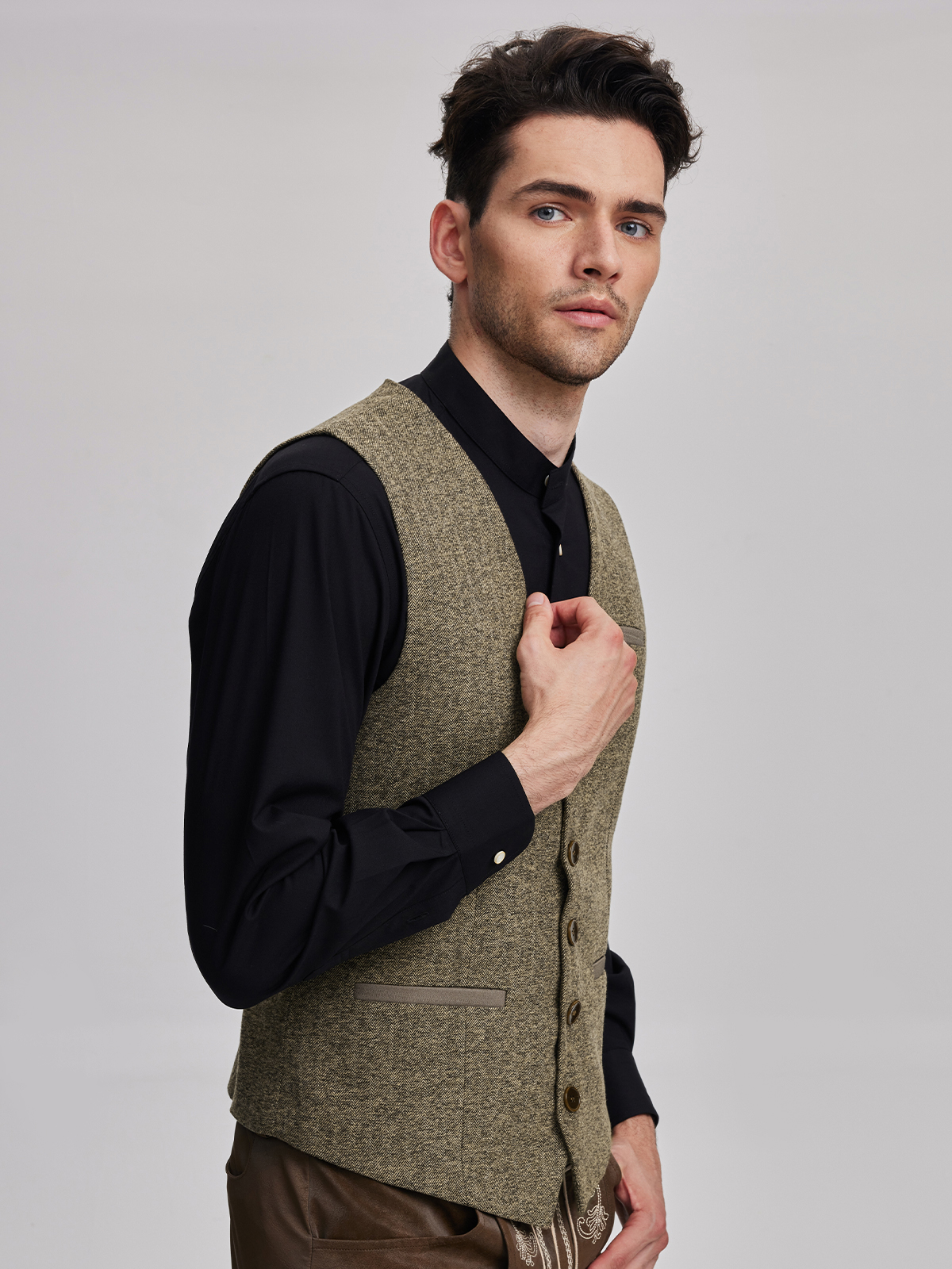 Modernes gelbes Dirndl mit detailreicher Weste