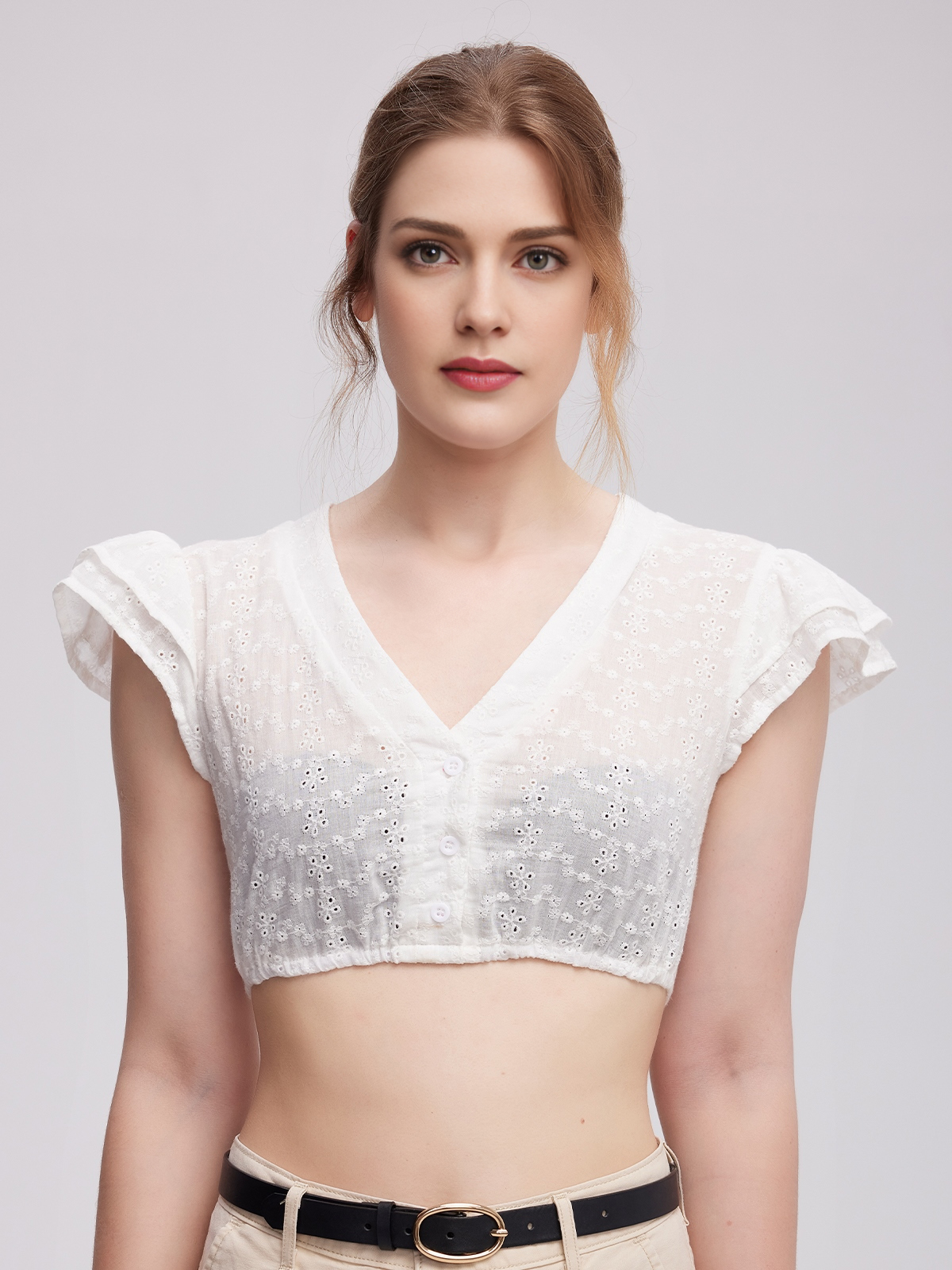 Modernes Dirndl mit schlanker Silhouette und eleganter Bluse