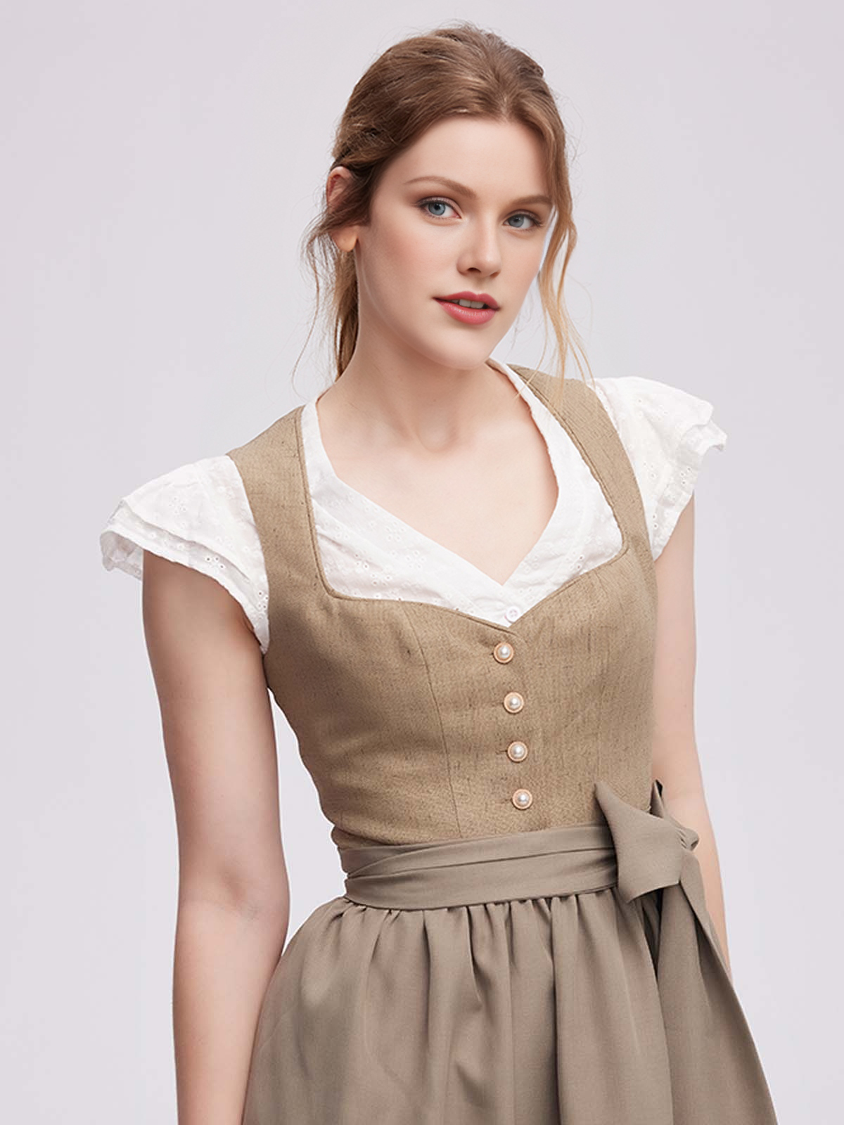 Moderne Dirndl-Kombination in Grün