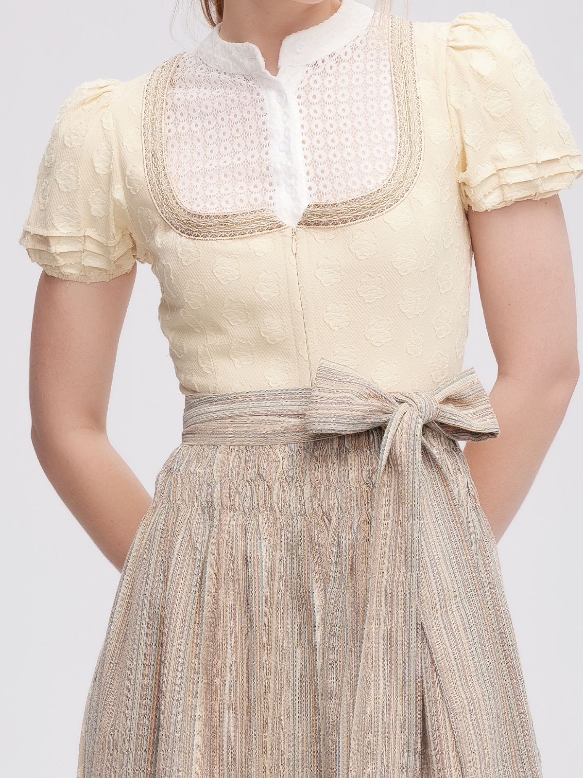 Gelbes Dirndl mit floralen Details