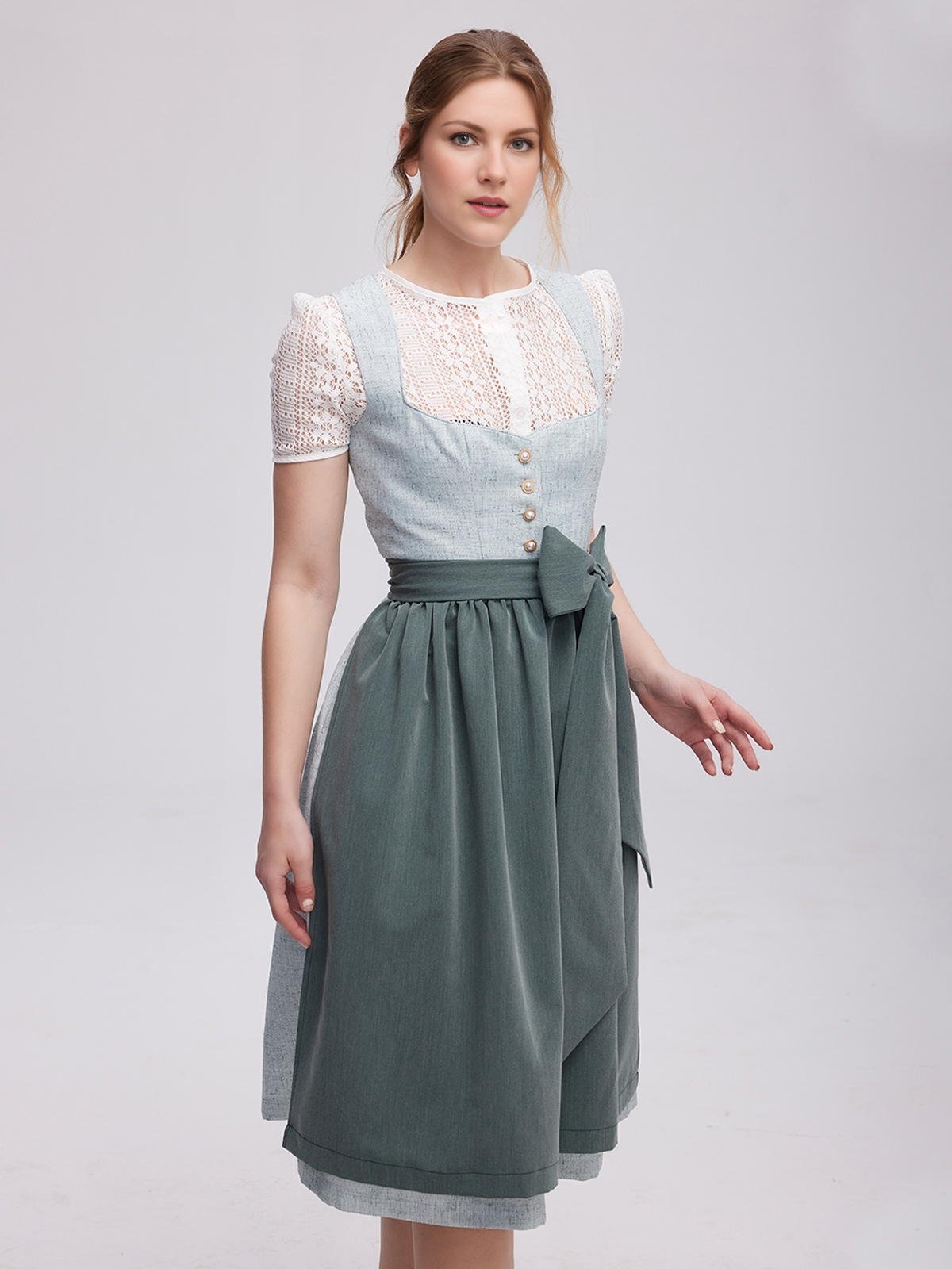 Moderne Dirndlbluse in Grün mit raffiniertem Schnitt