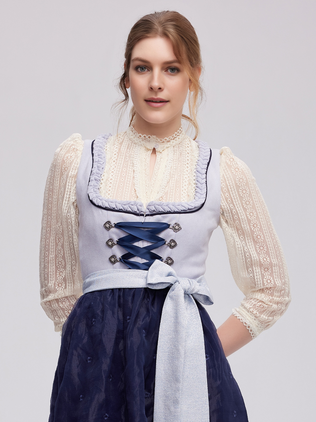 Dirndl in Blau – Eleganz und Tradition vereint