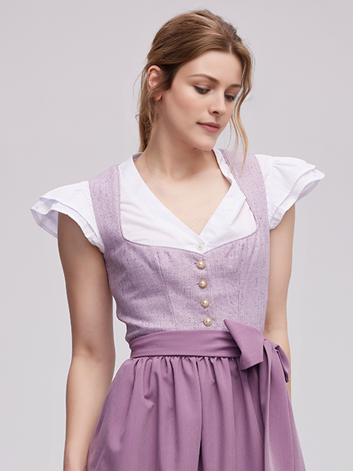 Modernes lila Dirndl mit zeitgemäßem Schnitt