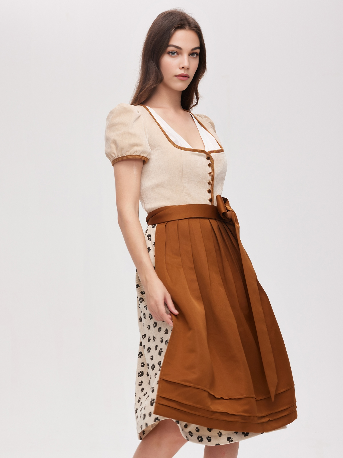 Grüne Dirndlbluse in natürlicher Umgebung