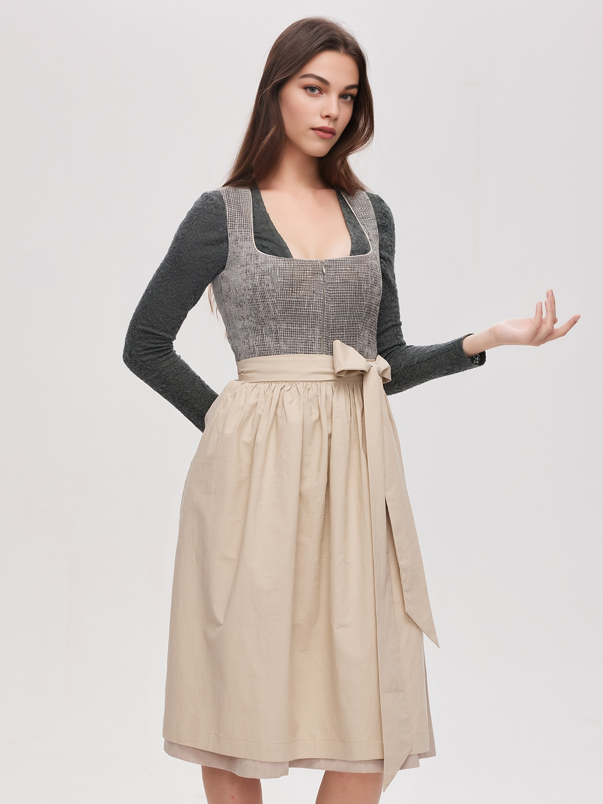 Modernes grünes Dirndl mit floralen Details