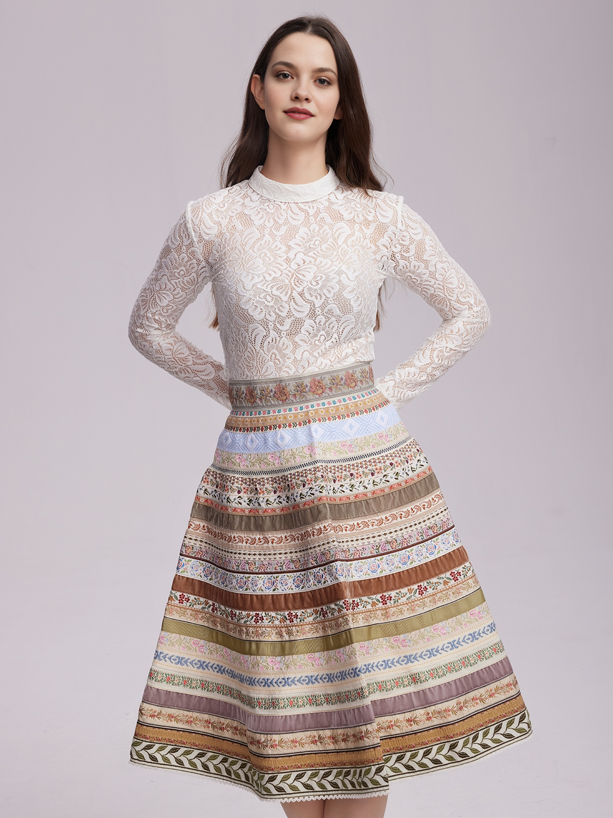 Dirndl mit beiger Bluse und raffinierten Details