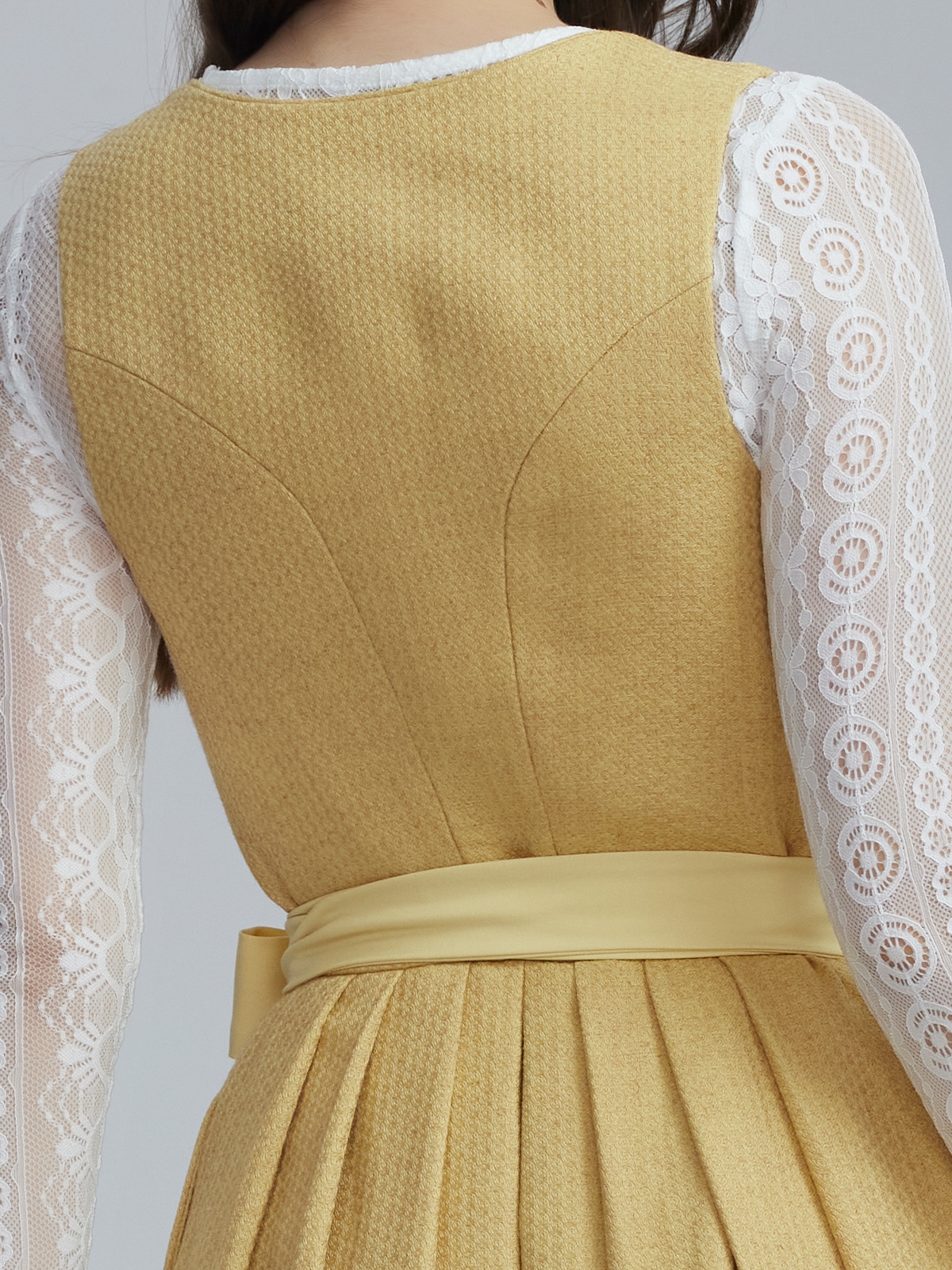 Dirndl in Gelb – ein Kontrast zu Hellblau, aber ebenso charmant