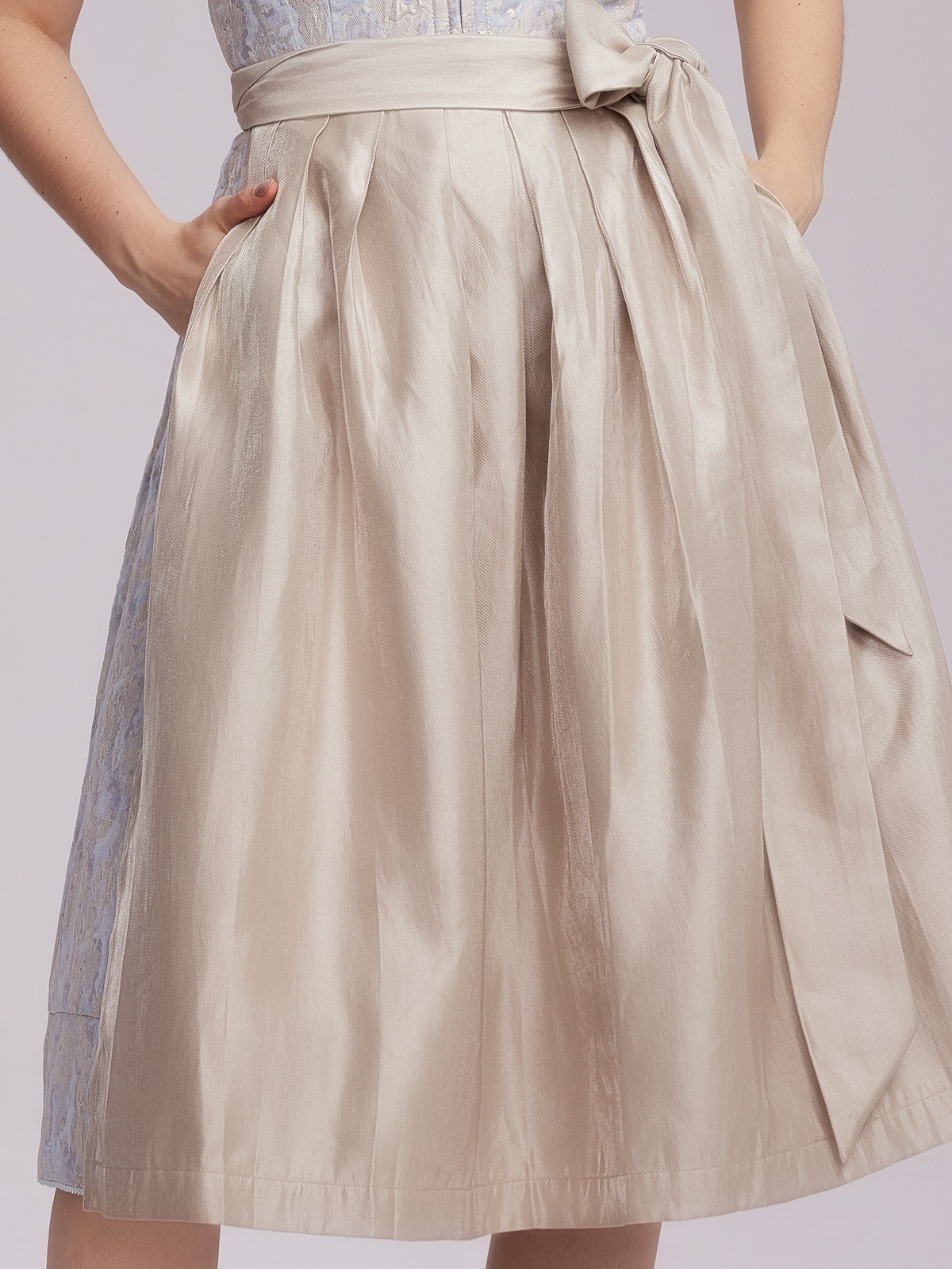 Traditionelles blaues Dirndl mit floralen Details